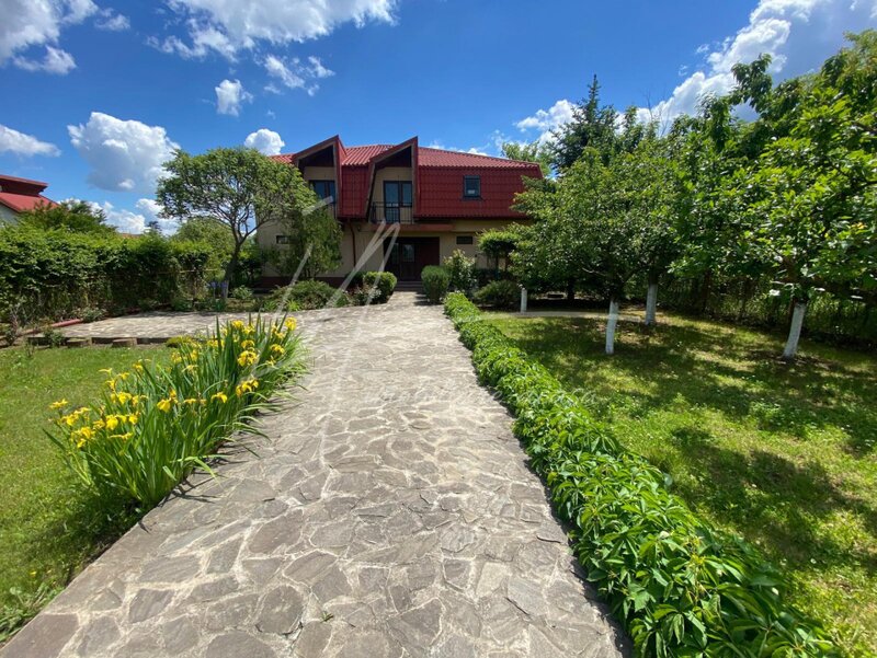 Casa cu livada si teren de 1935 mp